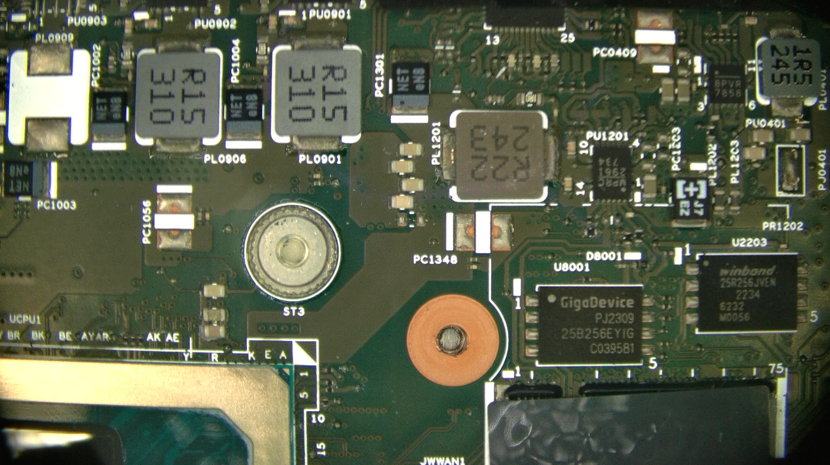 Mainboard-Kontrolle unter dem Mikroskop